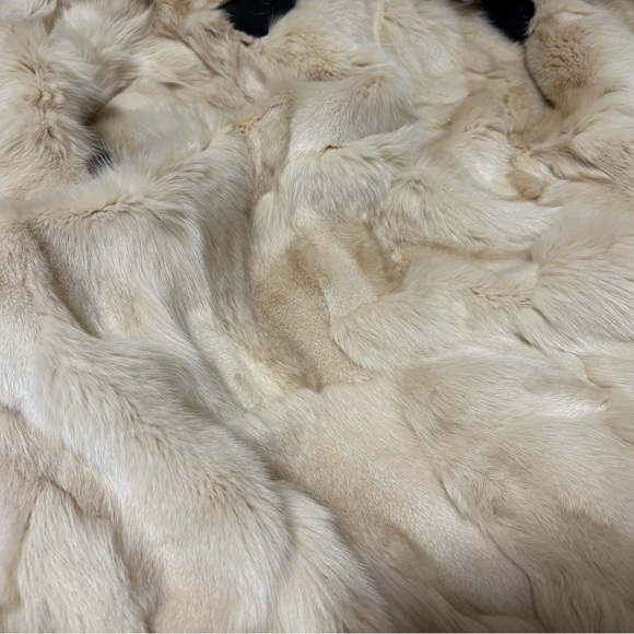Luxurious Cream Faux Fur Women's Coat - Picture 4 of 13